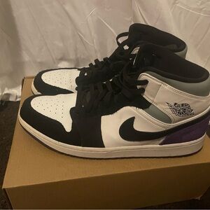 Nike Air Jordan 1 Mid Varsity Purple